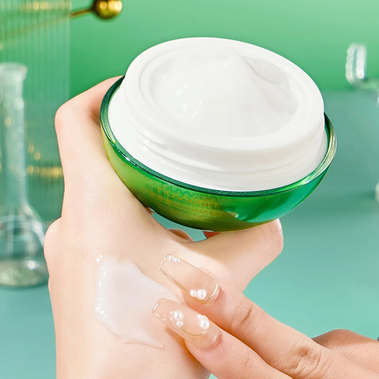 Lutein Moisturizing Anti-Wrinkle Smooths Wrinkle Reduces Eye Bags Lightens Fine Lines Eliminates Puffiness Tightens Skin Firming